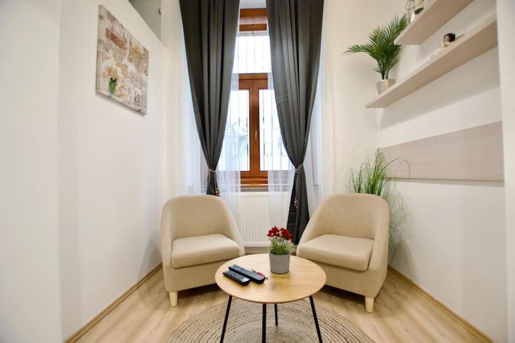 Standard Apartment By Hi5- Podmaniczky Street Budapest Bagian luar foto