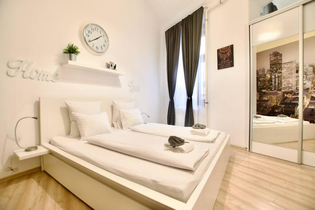 Standard Apartment By Hi5- Podmaniczky Street Budapest Bagian luar foto