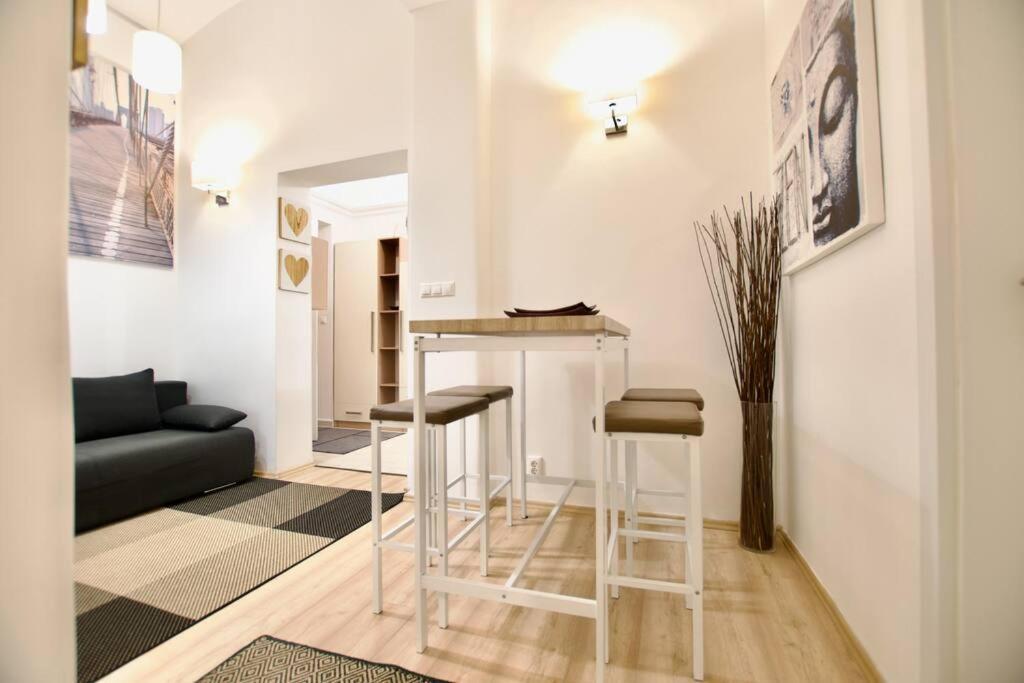 Standard Apartment By Hi5- Podmaniczky Street Budapest Bagian luar foto